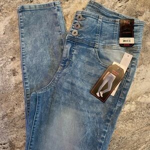 NWT high wasted Lt stonewashed skinny Jean
